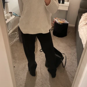 Kostymbyxor  - Ett par mid waist kostymbyxor! Jättefina och långa i bena 