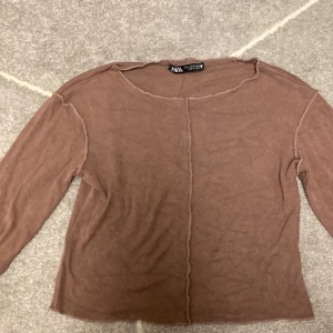 Brun tröja - Brun tröja från Zara. Funkar mest som xxs men står S på lappen. Fint skick.