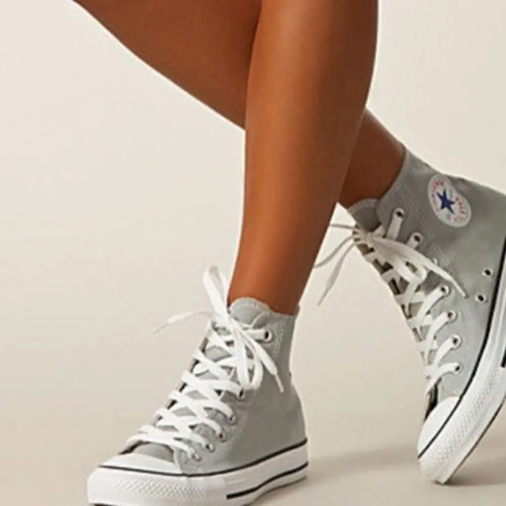 Säljer ett par såå snygga Converse skor, de är i fint skick❤️. Skor.