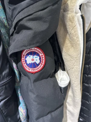 Canada Goose - Carson Parka - Canada Goose - Carson Parka Storlek: S  Färg: Svart Skick: Ny / Använd endast 1 vinter. Även pälsen är i nyskick Nypris: 19 875 kr   Hör av er om ni har funderingar eller vill ha fler bilder