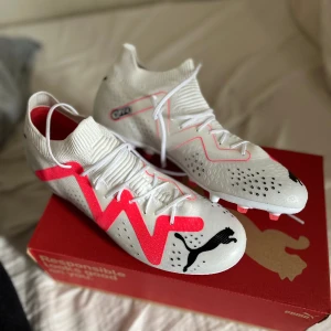 Puma future fotbollskor vita - Skorna köptes under hösten för 869kr, skorna har testat cirka 5 gånger men de har varit alldeles för små, priset är diskuterbart då det finns tecken på användning.
