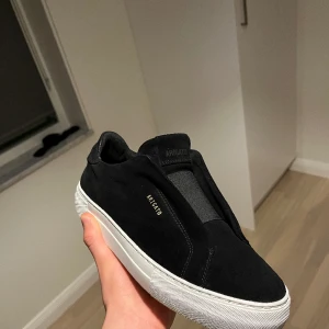 Axel arigato skor - Riktigt snygga Axel arigato skor i nyskick | Endast använda i 2 veckor!! Stl 41 men passar 42 också. Skick 10/10 |Box, dustbag och allt original ingår | Nypris 2650kr säljer för 1700kr🤩. 