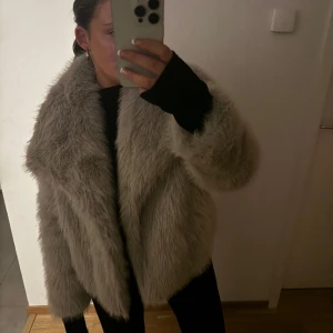 Viral Pälsjacka - Säljer då den inte riktigt passade med min klädstil. Nypris 1200kr 