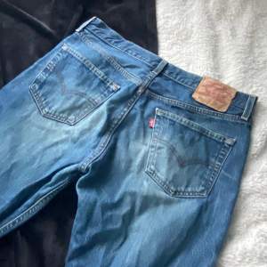 Vintage Leivis Jeans köpta second hand för 400kr✨Jeansen är lite slitna vid fötterna men annars i jättebra skick❤️