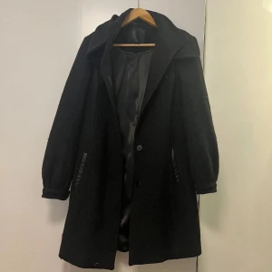 Vintage Mackage svart kappa - Sparsamt använd, ser ut att vara som ny!❤️ 70% wool, 10% kashmir! Strl S.