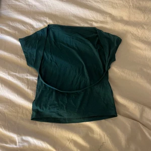 Backless topp - Super fin mörkgrön backless topp i storlek xs/s.