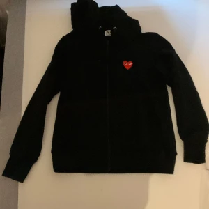 PLAY comme des cargons zip hoodie - PLAY comme des cargons zip hoodie, helt ny. Strl M, men liten i storleken 