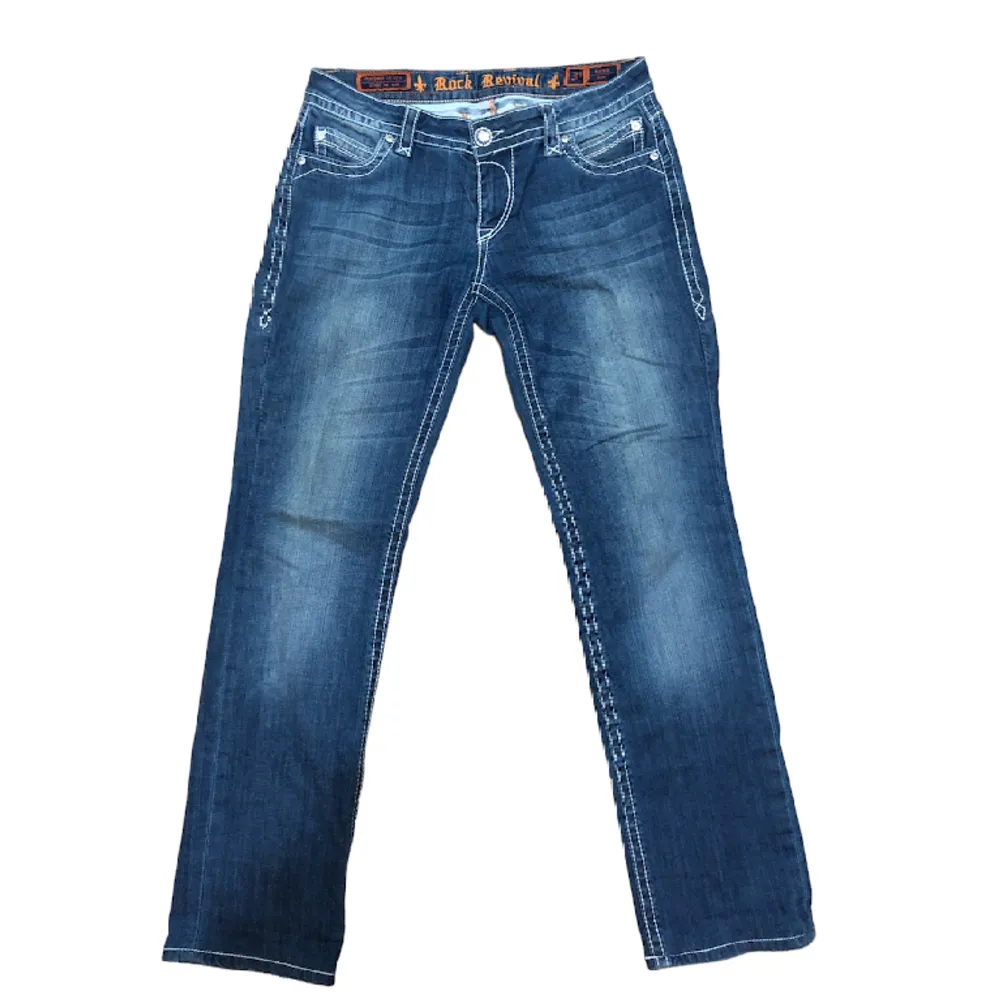 Tja! Säljer nu dessa rock revival jeans. De är i bra skick och inga defekter. De är 97cm långa och 38cm i midjan. Jag är 170cm men tror det är dam byxor. Skriv privat för fler frågor.. Jeans & Byxor.