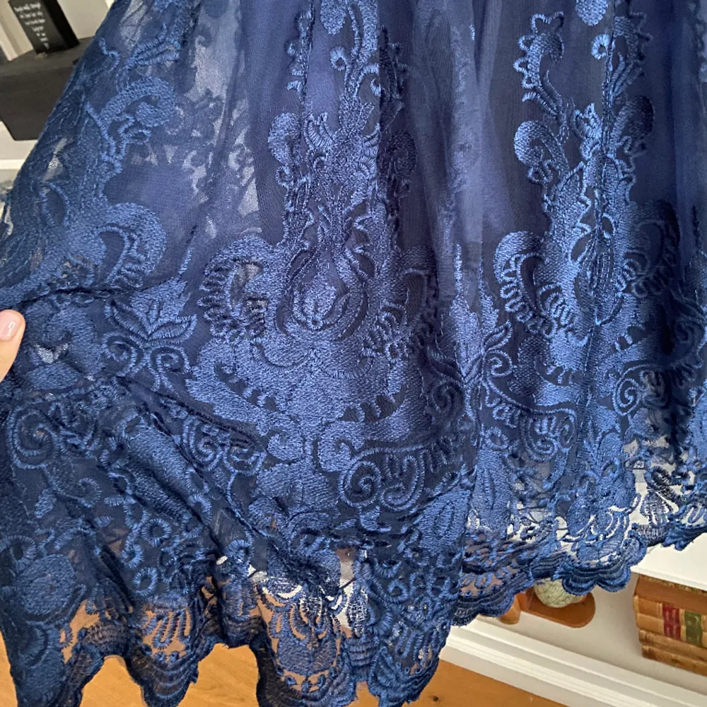 Jättefin cocktailklänning i marinblå färg. Underdelen är i tyll så det blir ett väldigt fint fall på klänningen! Använd 1 gång. . Klänningar.