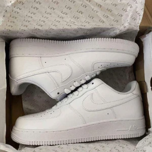 Air force 1 - Air force 1 i storlek 41. Helt nya och aldrig använda! Skicka gärna PM för mer info! Pris kan alltid diskuteras vid snabb affär!