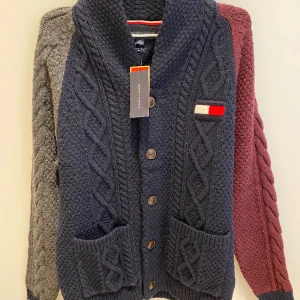 Tommy Hilfiger Cardigan - Tommy Hilfiger cardigan i storlek small i äkta lammull och nyskick. Köpt för $229 men den kom aldrig till användning.