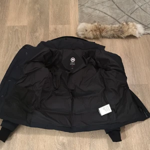 Canada goose jacka - Helt ny Canada goose. Man kan ta av pälsen och sätta på. Aldrig använd