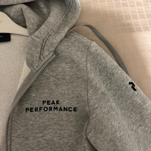 Peak performance hoddie - Äkta! Väldigt fin och bra skick! Köpt för 1200kr
