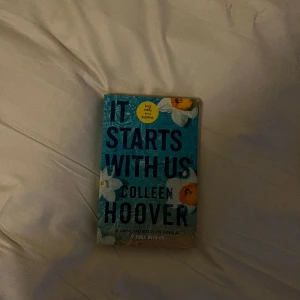 It starts with us av Colleen Hoover - Storpocket av den populära boken ”It starts with us” som är uppföljaren till ”It ends with us”! Boken är i gott skick, läst en gång. Boken är på engelska. 