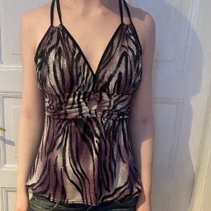 Festtopp - Så snygg festopp i skimrigt zebramönster🪩🦓💜Snygga detaljer och fin design i ryggen. Bra skick. Passar M-L! Skriv vid funderingar och kolla in mina andra annonser😇