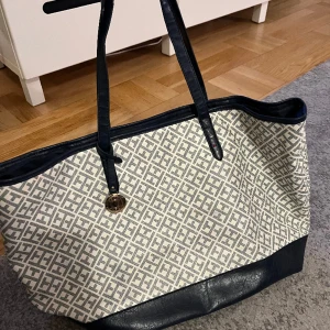 Tommy Helfiger väska  - Äkta! Väldigt fin och stor väska