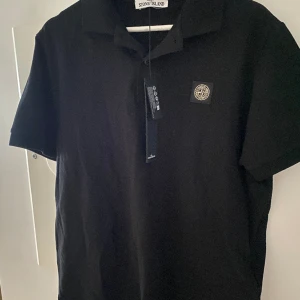 Stone island - En kvalitativ Stone island kopia i storlek large. Jag som sjölv äger mycket äkta ser inte skillnad gentemot denna. Detaljer, knappar, kvalite och märke är precis som en vanlig. Helt my