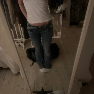 Blåa Ltb jeans - Säljer ett  tredje par med Ltb jeans i denna blåa färg. Säljer då de inte heller kommer till användning och vill bli av med dom❤️