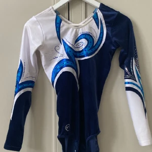 Gymnastikdräkt - Säljer min andra Gymnastikdräkt AG från TT gymnastic som endast är använd vid fototillfällen. Dräkten som ny men finns inte heller längre att köpa. Nypriset är 1200.