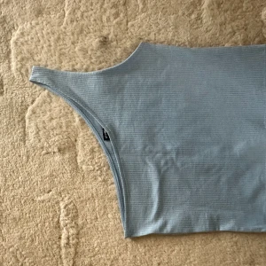 One shoulder - Kort linne från Gina tricot. Storlek M