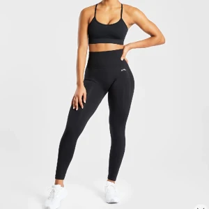 AYBL tränigstights  - AYBL Empower Seamless Leggins. Lätt och mjukt material som formas efter din kropp men samtidigt ger hög support. Glider inte ner, squat-proof. Helt oanvända. Ordinarie pris €46 + tull. 