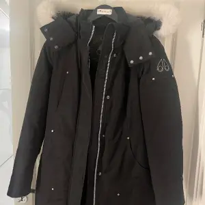 Parkas damjacka Moose Knuckles storlek M/M.   Använd enbart några gånger, skick som ny. Original beställd från Moose Knuckles hemsida, nypris var 10 500kr.  https://www.johnells.se/kvinna/the-premium-selection/moose-knuckles/sunwapta-parka