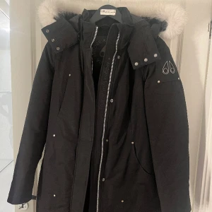 Moose Knuckles damjacka M/M - Parkas damjacka Moose Knuckles storlek M/M.   Använd enbart några gånger, skick som ny. Original beställd från Moose Knuckles hemsida, nypris var 10 500kr.  https://www.johnells.se/kvinna/the-premium-selection/moose-knuckles/sunwapta-parka