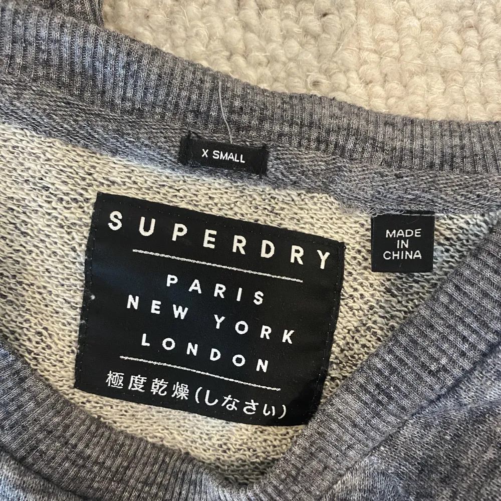 Skit cool o snygg tröja/sweatshirt från Superdry som tyvärr inte kommer till användning längre. Den är i storlek XS men skulle nästan säga att den sitter mer som en S. Den är i väldigt fint skick!!✨✨🙌🏻. Hoodies.