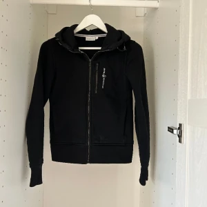 Sail Racing hoodie - Storlek XS dam. Jättefint skick! Inte urtvättad elr alls mycket använd. Kan mötas upp i Stockholm eller skicka mot en fraktkostnad på 55kr 🤍