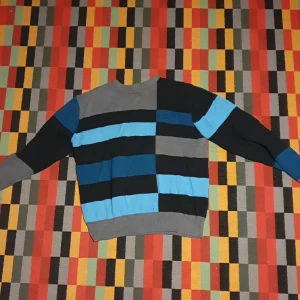 Billabong Tjocktröja  - Cool Billabong tjocktröja i bra skick. Köpt från en secondhand-butik. Storlek M. Bara skeiv om frågor angående mått och passform! 