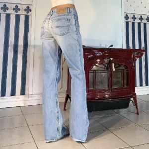 Lågmidjade jeans med bootcut🤩 - Säljer dessa super snygga lågmidjade jeans med bootcut💕De är köpta på plick men säljer då de var för stora på mig. Midja 80cm & innerben 79,5cm💗De är i bra skick! Hon på bilden är ca 164