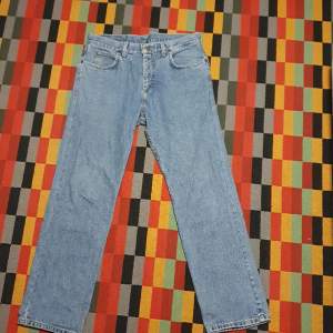 Lee jeans köpta från en secondhand-butik. Har inga defekter. Står W 33 och L 30 i men de passar mer som 30/32. Vid fårgor om passform och mått är det bara att skriva och fråga!