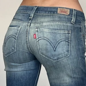 Levis - midjemått: 36cm rakt över, innerbenslängd: 78cm 💗 