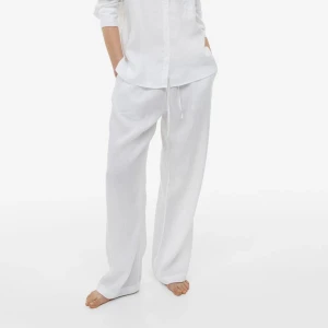 H&M vita linnebyxor  - Vita linnebyxor från H&M i storlek M. Byxorna är vida, luftiga och långa. Jag skulle säga att de passar dem som är långa. Själv är jag 160 cm och de är för långa för mig. 