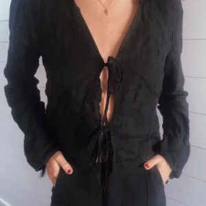 Blus med snörning - Blus/skjorta utan knappar men som man knyter  Lite cropped