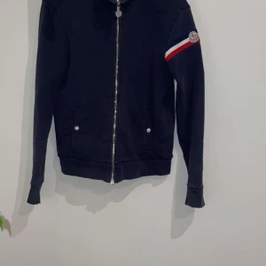 Moncler sip up cardigan - Inget og medföljer köpt från garmsmarket så den är 100% äkta. Nypris 6000kr skick 7,5/10