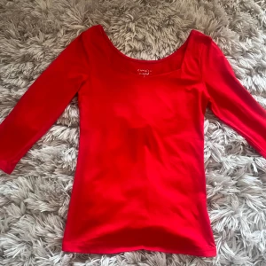 röd tröja - i bra skick