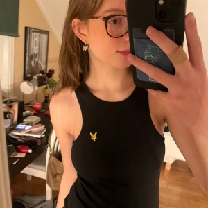 Lyle & Scott klänning - En Lyle & scott klänning som går över knäna på mig som är 170cm lång, med relativt långa ben. Använd ett fåtalgånger och kostade från början 549kr