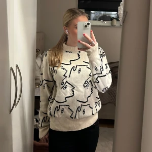 Monki tröja  - Säljer denna tröja från Monki 💕Strl S, mycket bra skicka. Säljes pga används inte längre