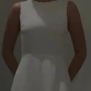 Vit Modo klänning ifrån H&M har några få fläckar men de syns knappt 