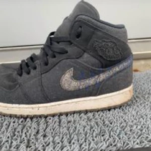 Jordan 1  - Jordan 1 ”Crater”. Är i jättebra skick och har inte används på länge. Väl omhändertagna 