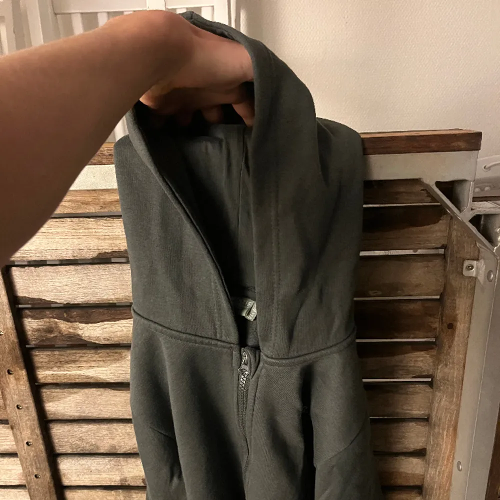 Säljer nu min Mckenzie hoodie eftersom den är för liten. Finns byxor till att köpa också. Pris kan diskuteras. Skick 10/10 nästan aldrig använda. Rätt stor i storleken. . Hoodies.