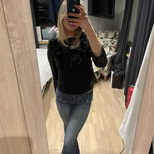 Sjuukt snygga jeans!!!! - Jäättesnygga jeans köpta second hand. Så snygg passform och fomrar sig efter kroppen! Knappen har dessvärre gått av men är lätt att sy tillbaka! Kan eventuellt tänka mig gå ner i pris men vill se hur mycket jag kan få för dessa!💗