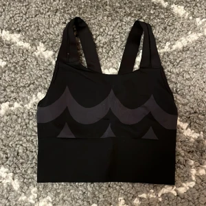 Träningstopp från adidas  - En jätteskön och fin träninstopp i XS från adidas, med inbyggda paddar 🖤