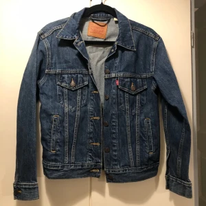 Äkta Levis Jeansjacka - Säljer min Levis jacka då den är för stor för mig :( Den är egentligen storlek XXS, men passar XS och S bättre (om man inte vill ha den oversized) Orginalpris 1400kr