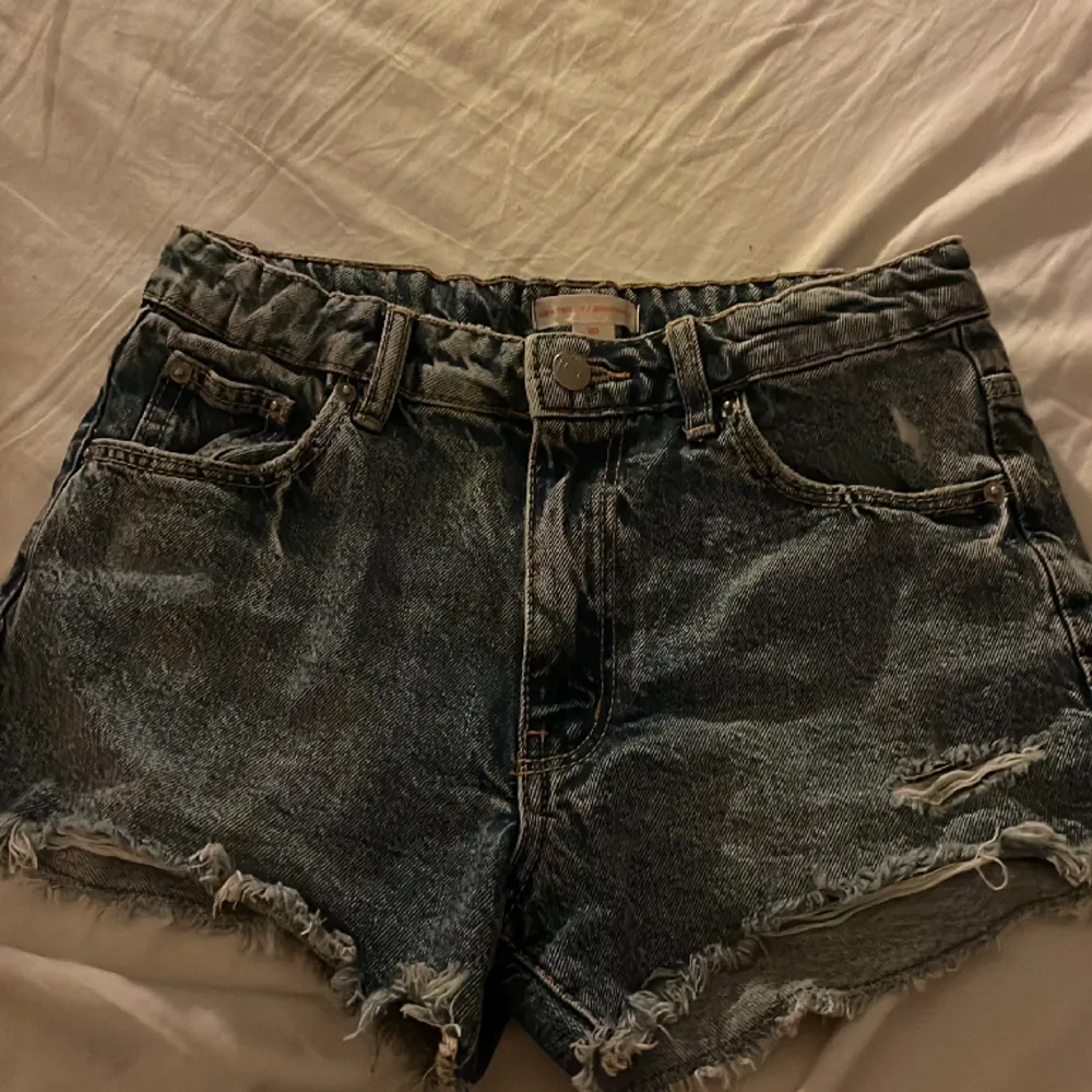 Säljer dessa jättefina blåa shortsen i 152/xs från gina tricot, säljer pågrund av att de är för liten för mig. Andvänd några få gånger.🤍. Shorts.