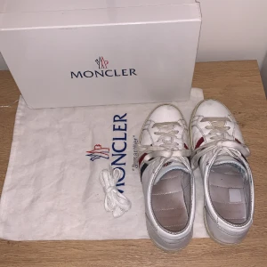 Moncler skor  - Stiliga moncler skor i storlek 42. Box dustbag och skosnören till skorna följs med. Hör jätte gärna av er om ni har frågor eller om ni vill ha bättre bilder  mvh Alex 
