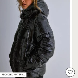Nelly vinterjacka  - Säljer denna jackan från Nelly, aldrig använd så jätte bra skick! Hör av er för mer bilder 💗 köpte den för 799 säljer för 600