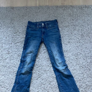 Jeans - Jag säljer mina jeans som blivit försmå för mig. Dom är lågmidjade med små typ hål på ena benet på framsidan, (ska vara så, se bild 3). Fint skick på dom. Storlek 152 och är köpta från HM!