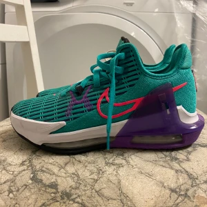 Lebron witness 6 - Helt nya aldrig använda pga för stora. Köpta för 1500 på Nike tyvärr inget kvitto. Priset kan sänkas vid snabb affär. Storlek 39.
